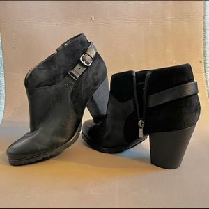 Clarks Suede and Leather Ankle Boots EUC 🖤